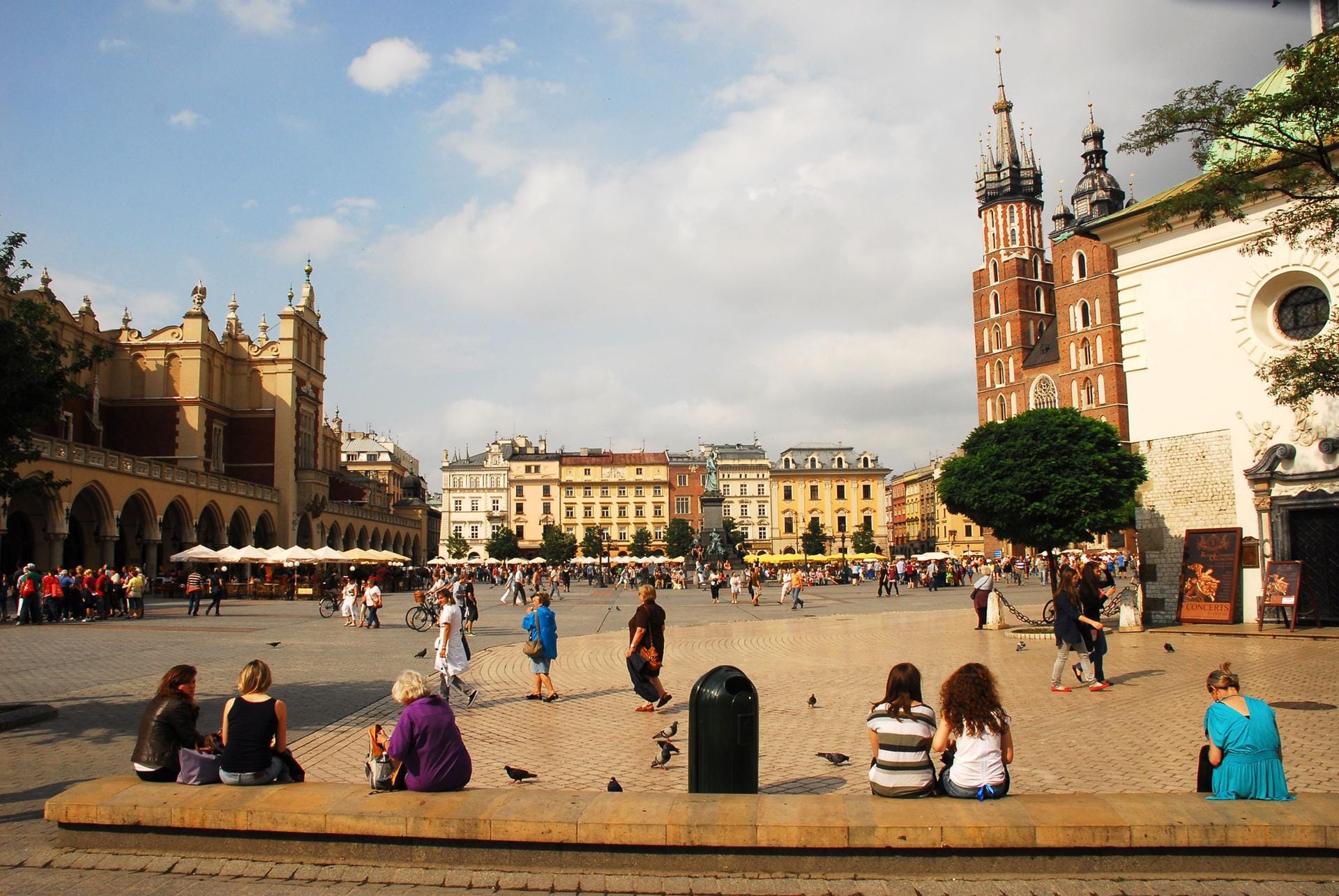 Touristen auf dem Hauptmarkt in Krakau: Die Stadt ist eine der beliebtesten Reiseziele in Polen.