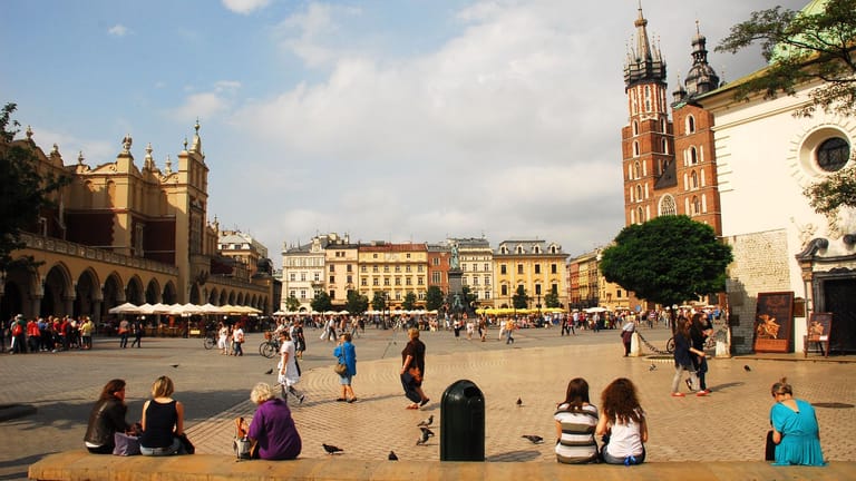 Touristen auf dem Hauptmarkt in Krakau: Die Stadt ist eine der beliebtesten Reiseziele in Polen.