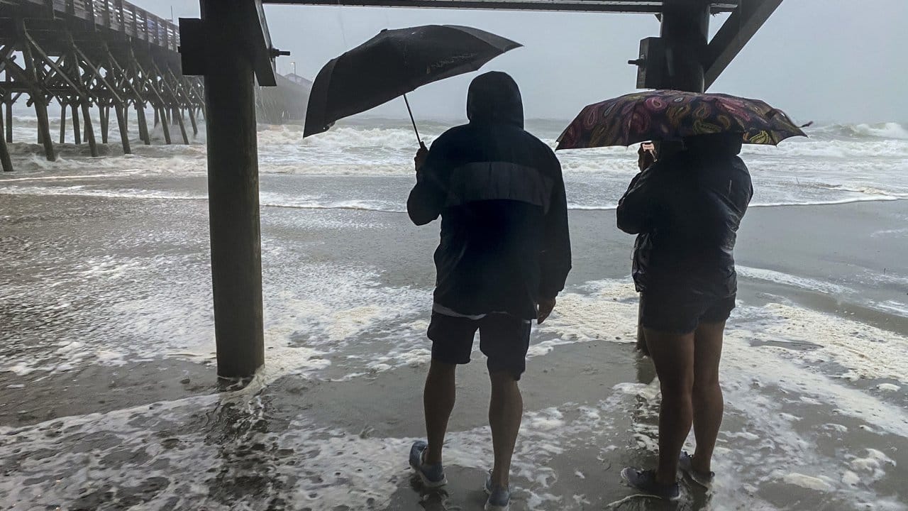 Menschen suchen in Garden City (South Carolina) Schutz bei starkem Regen.
