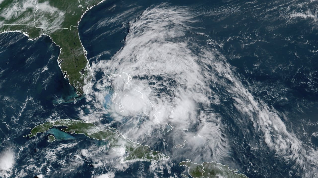 Eine Satellitenaufnahme zeigt Hurrikan "Isaias" über den Bahamas.