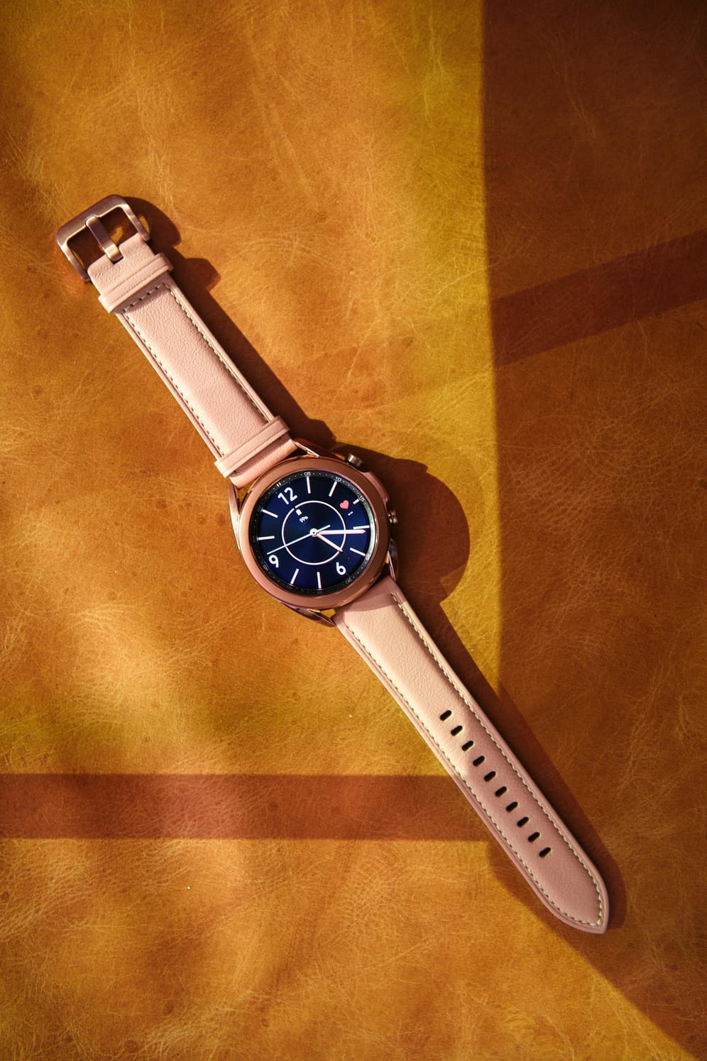 Samsung hat zudem seine Smartwatch überarbeitet. Die Galaxy Watch der 3. Generation soll mehrere Gesundheitsfunktionen bekommen, unter anderem eine EKG- und Blutdruckfunktion.