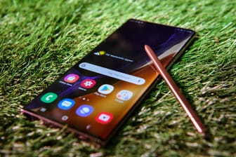 Das Display des Samsung Galaxy Note 20 Ultra löst mit 3.088 x 1.440 Pixel auf. Die Bildwiederholungsrate erreicht bis zu 120 Hertz (Hz). Das sind Spitzenwerte, die einem Premiumgerät angemessen sind.