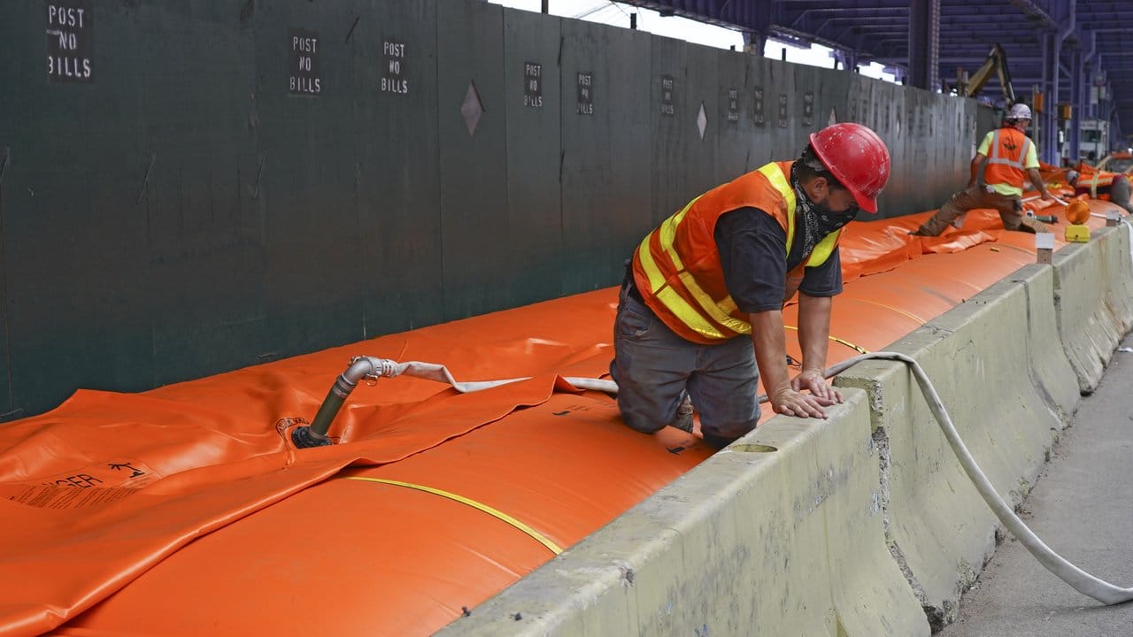 Arbeiter errichten in New York eine Hochwasserbarriere, um sich auf mögliche Überschwemmungen vorzubereiten.