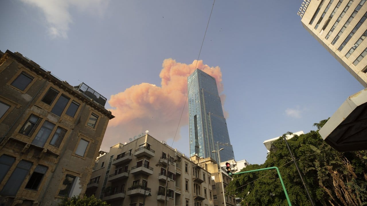 Eine Rauchwolke steht nach der Explosion am Himmel über Beirut.