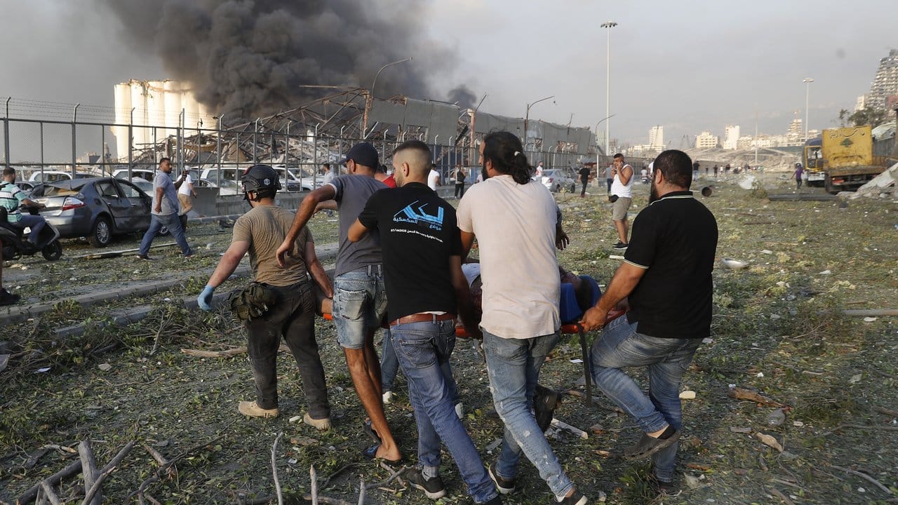 Helfer tragen ein Opfer weg: Die Stadt Beirut wurde zum Katastrophengebiet erklärt.