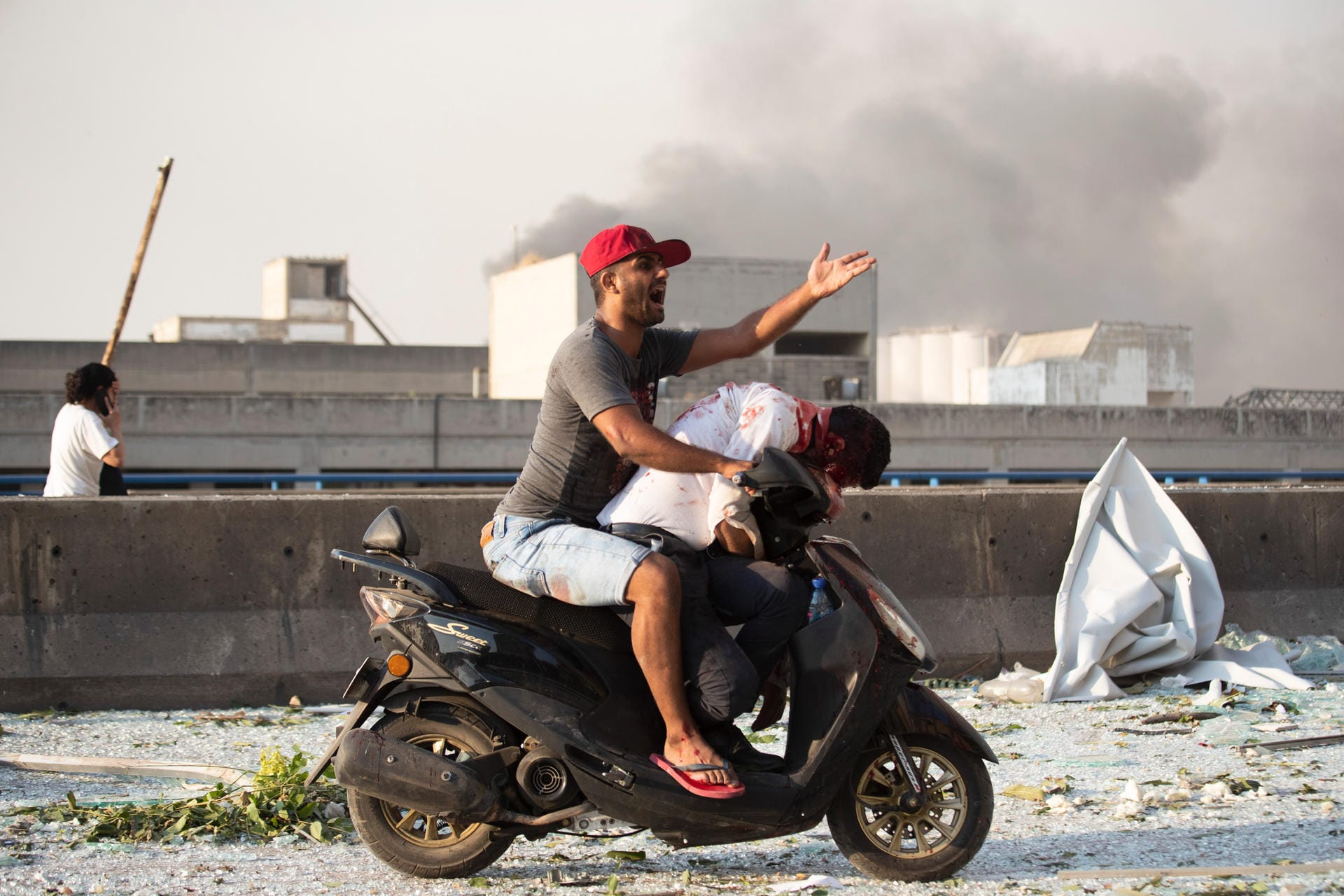 Ein Mann transportiert einen Verletzten auf einem Motorroller: Dramatische Szenen spielten sich am Dienstagabend in Beirut ab.