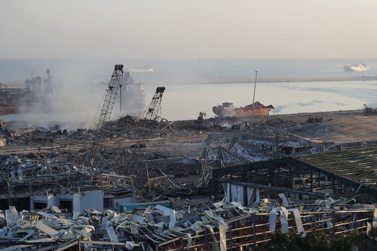 Große Teile des Hafens wurden vollständig zerstört. Beirut, in dessen Großraum schätzungsweise bis zu 2,4 Millionen Menschen leben, wurde zur "Katastrophen-Stadt" erklärt. "Es ist eine Katastrophe im wahrsten Sinne des Wortes", sagte Gesundheitsminister Hamad Hassan beim Besuch eines Krankenhauses.
