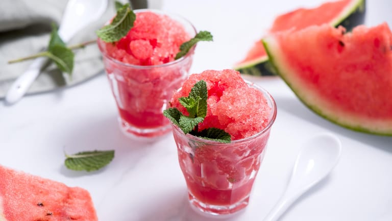 Wassermelonensorbet: An heißen Tagen sind leichte Desserts gefragt. Dieses lässt sich in wenigen Minuten in der Küche selbst anrühren.