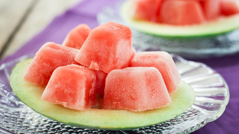 Eiswürfel: Aus Wassermelone sehen sie besonders gut in Cocktails aus.