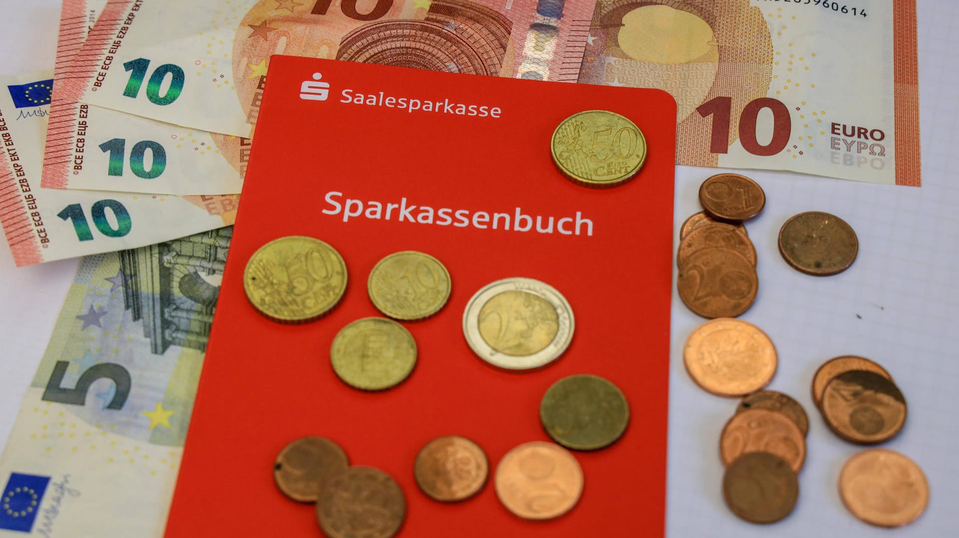 Ein Sparbuch der Sparkasse: Sparbücher lohnen sich nicht mehr.