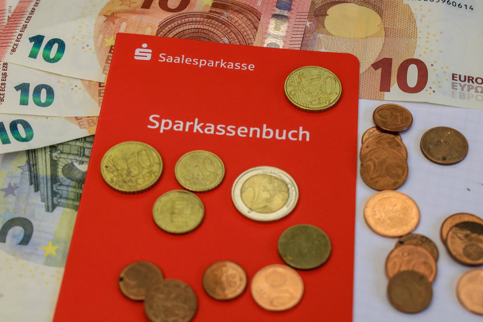 Ein Sparbuch der Sparkasse: Sparbücher lohnen sich nicht mehr.