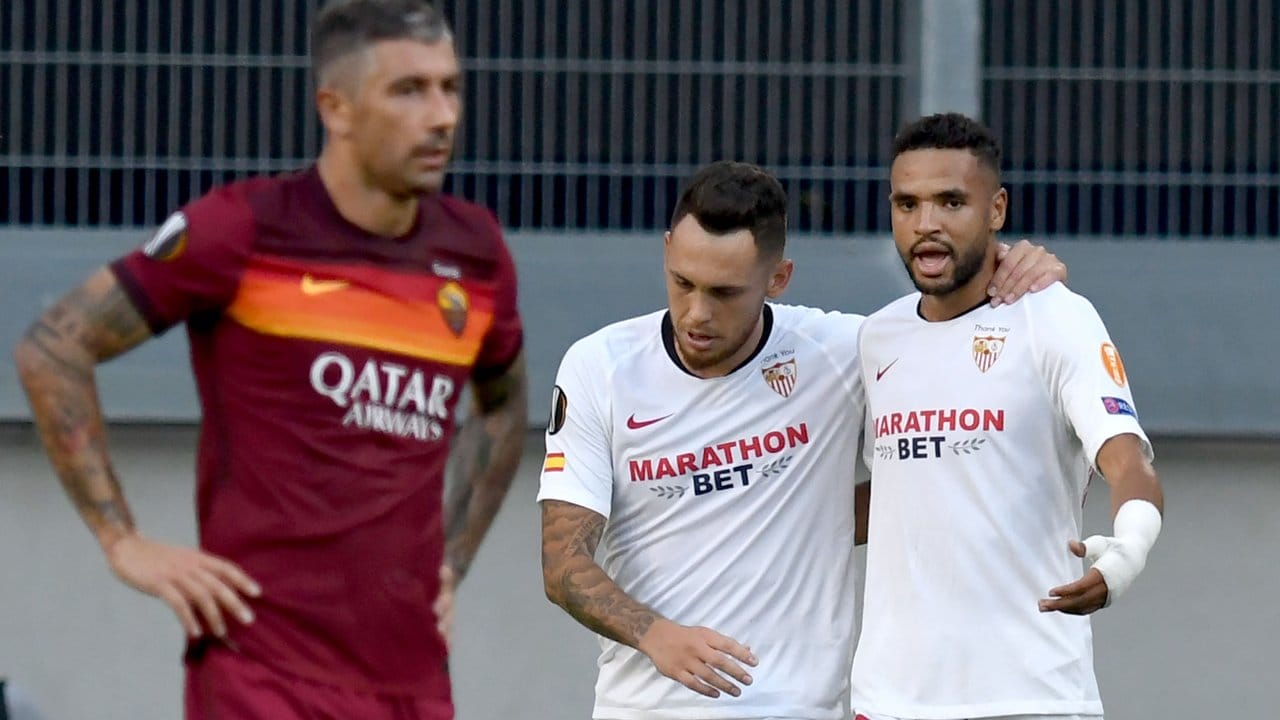 Sevillas Youssef En-Nesyri (r) jubelt nach seinem Treffer zum 2:0 gegen AS Rom mit einem Teamkollegen. Sevillas Youssef En-Nesyri (r) jubelt nach seinem Treffer zum 2:0 gegen AS Rom mit einem Teamkollegen.