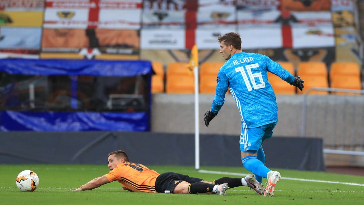 Torhüter Bobby Allain von Olympiakos Piräus (r) foult Daniel Podence von den Wolverhampton Wanderers und kassiert damit einen Elfmeter. Torhüter Bobby Allain von Olympiakos Piräus (r) foult Daniel Podence von den Wolverhampton Wanderers und kassiert damit einen Elfmeter.