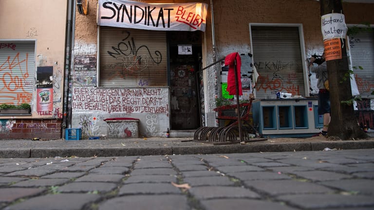 Der Eingang der Szenekneipe mit Plakat: Das "Syndikat" in Berlin-Neukölln ist am Freitag unter Protesten geräumt worden.