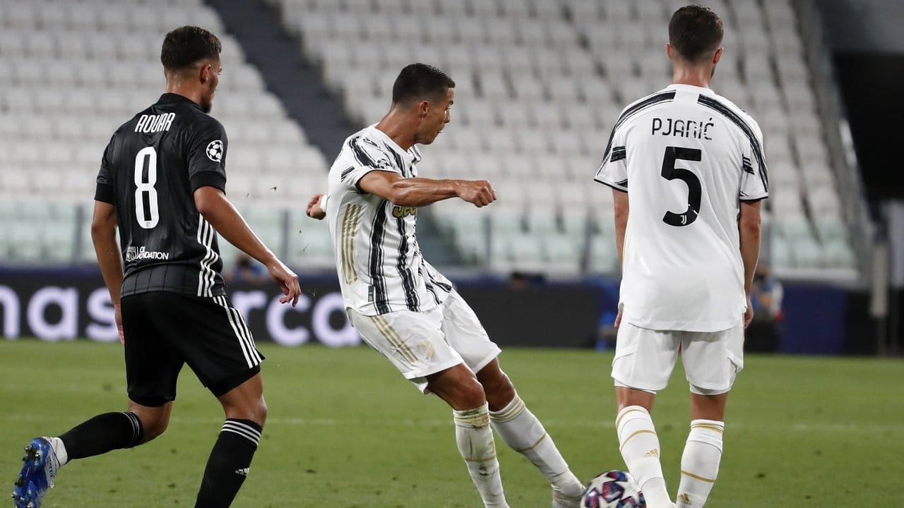 Cristiano Ronaldo (M) erzielt das Tor zum 2:1 für Real Madrid gegen Olympique Lyon.