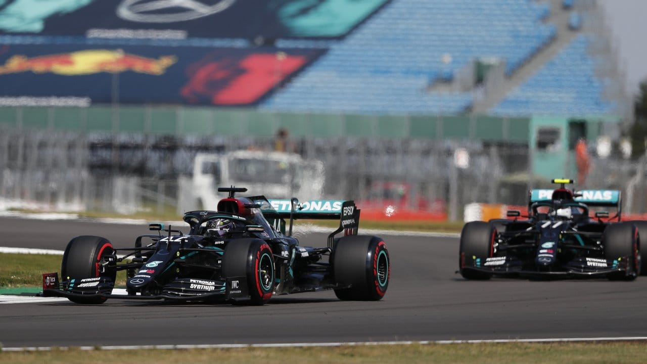Lewis Hamilton (l) und Valtteri Bottas steuerten ihre Mercedes-Boliden auf die Startplätze eins und zwei.