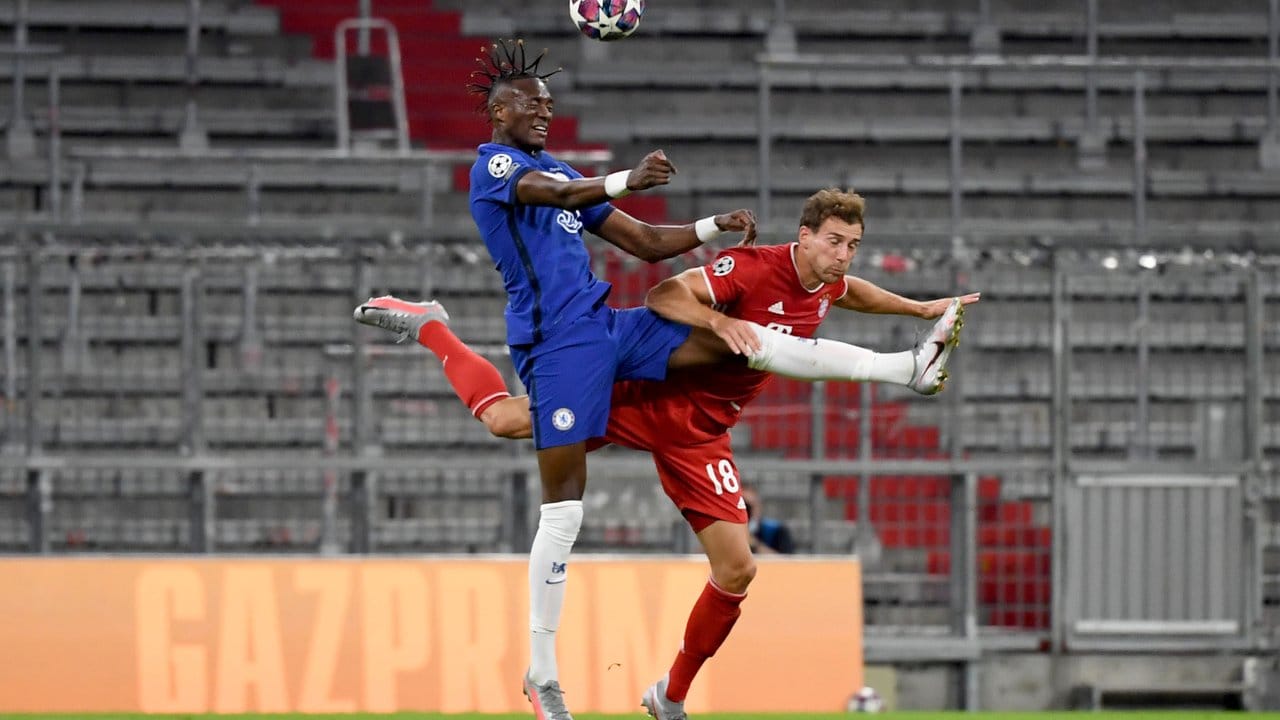 Chelseas Tammy Abraham und Münchens Leon Goretzka (r) kämpfen in der Luft um den Ball. Chelseas Tammy Abraham und Münchens Leon Goretzka (r) kämpfen in der Luft um den Ball.