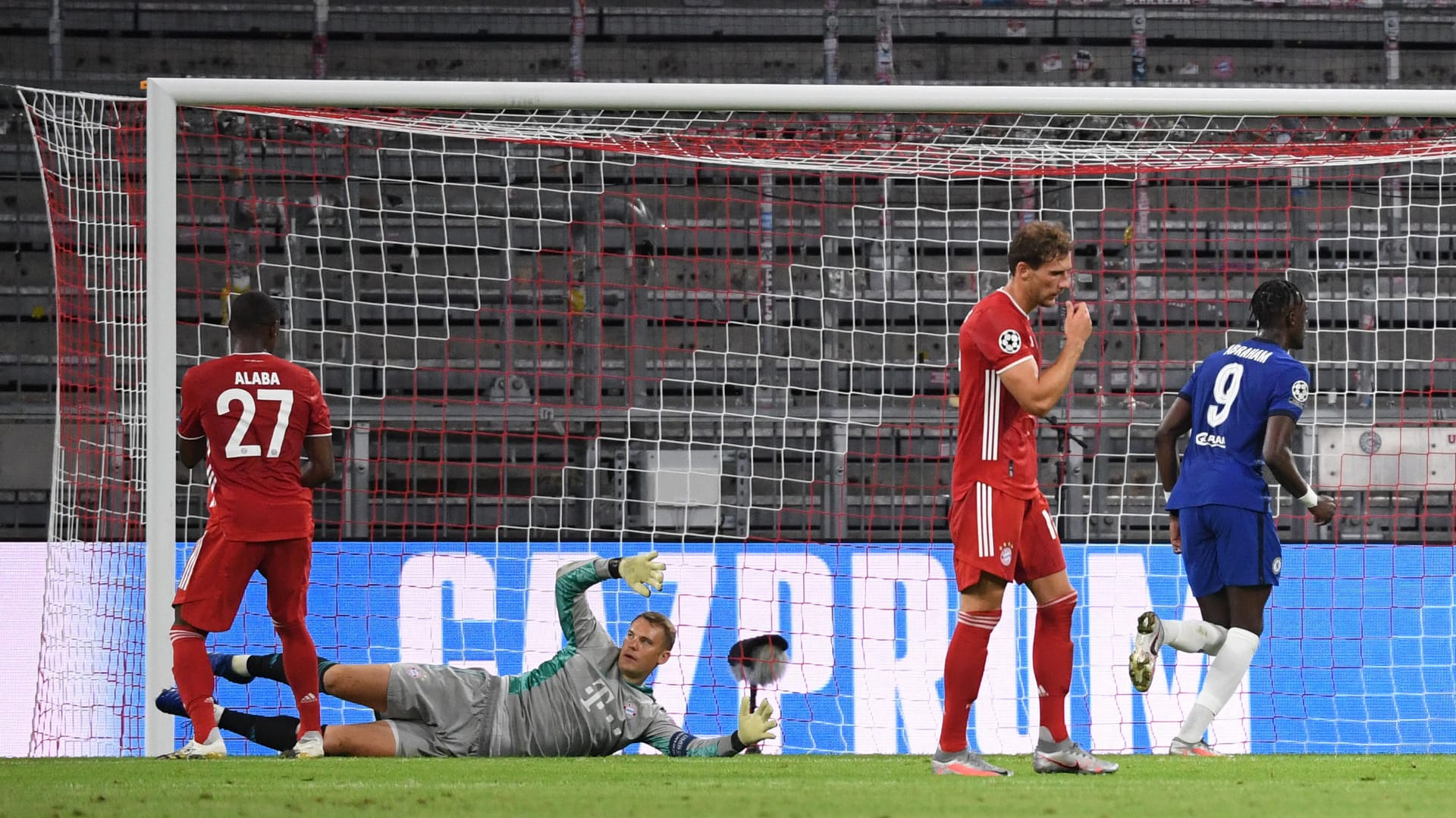 Manuel Neuer: Nur wenig geprüft, wirkte dann aber nicht immer sicher. Ließ den Ball beim 2:1 unnötig klatschen, lieferte so die Vorlage für Hudson-Odoi. Hätte den Ball wohl auch problemlos fangen können. Glück für ihn, dass es kein knappes Spiel war. Ansonsten ein weitgehend ruhiger Abend, von denen er aber auch schon bessere hatte. Note 4