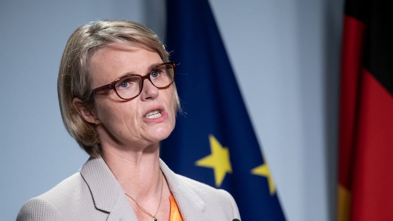 Bundesbildungsministerin Anja Karliczek (CDU) sieht die Schulen vor Herausforderungen.