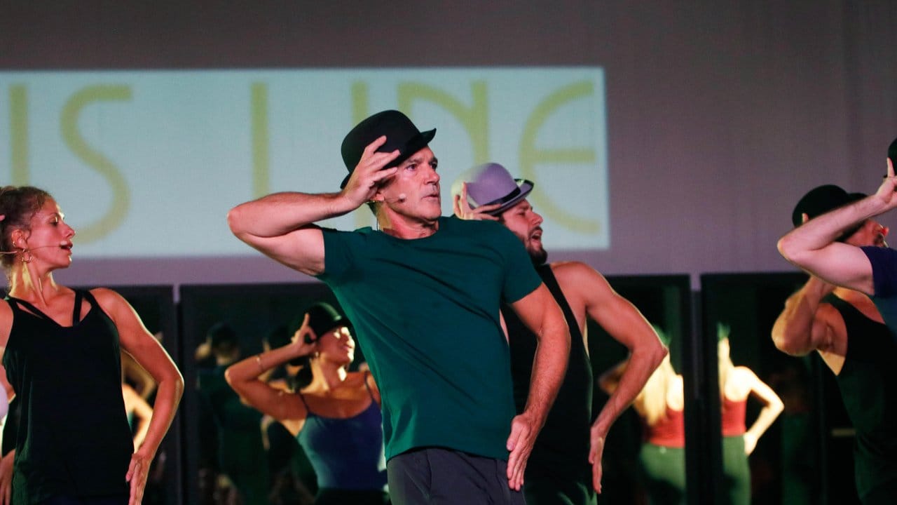 Antonio Banderas (M) in einer Tanzszene des Musicals "A Chorus Line" (2019).