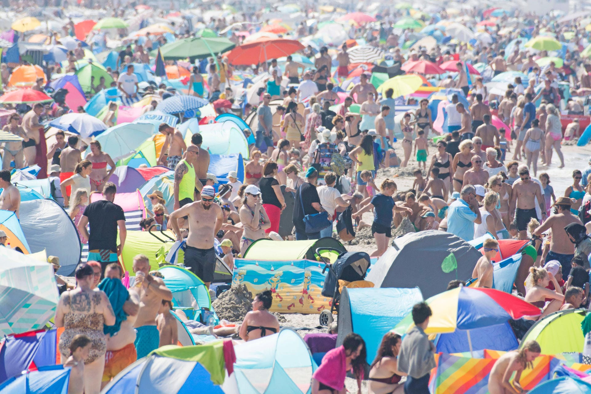 Überfüllter Strand in Warnemünde: Die Menschen zieht es bei der Hitze an die Küsten – trotz Corona.