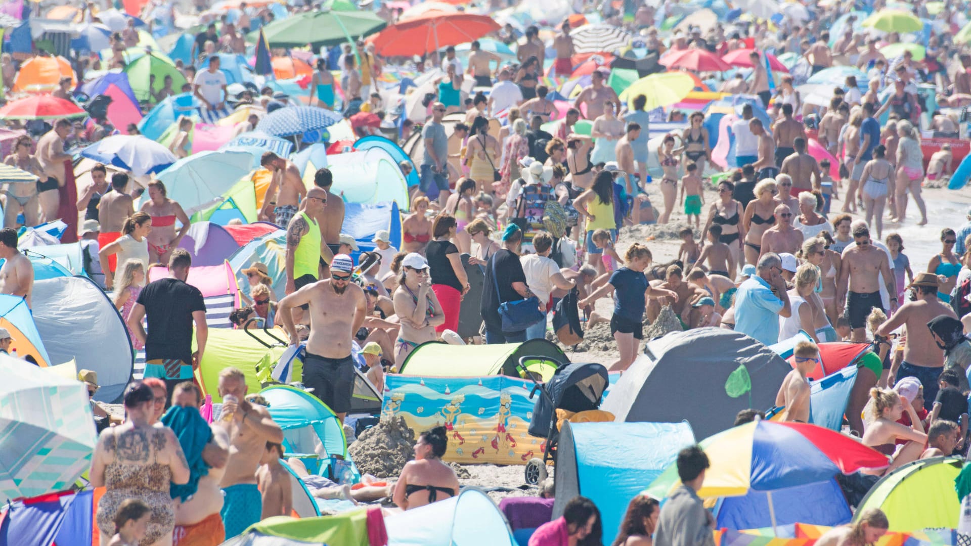 Überfüllter Strand in Warnemünde: Die Menschen zieht es bei der Hitze an die Küsten – trotz Corona.