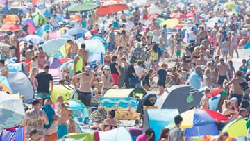 Überfüllter Strand in Warnemünde: Die Menschen zieht es bei der Hitze an die Küsten – trotz Corona.