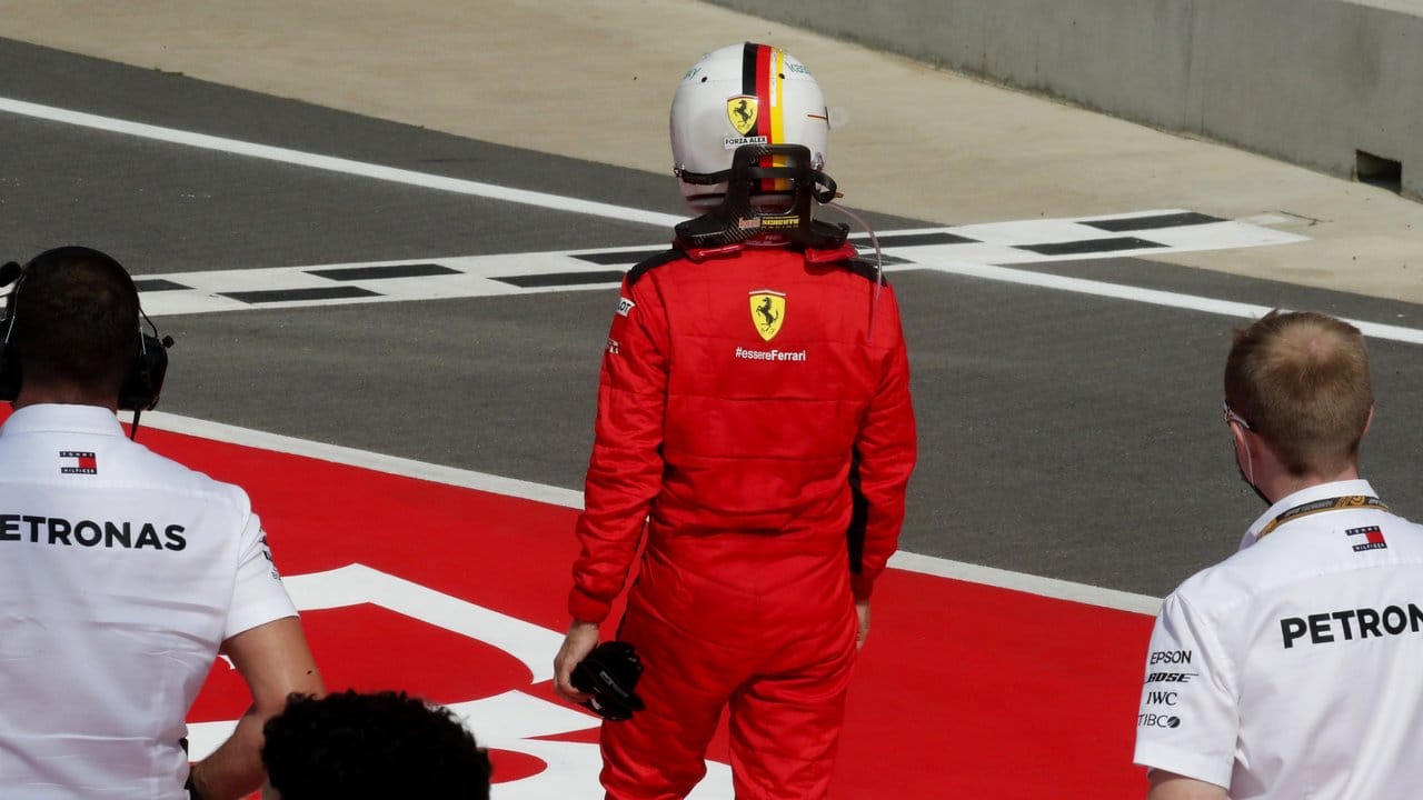 Für Ferrari-Pilot Sebastian Vettel (M) endete auch das zweite Silverstone-Rennen mit einer Enttäuschung.