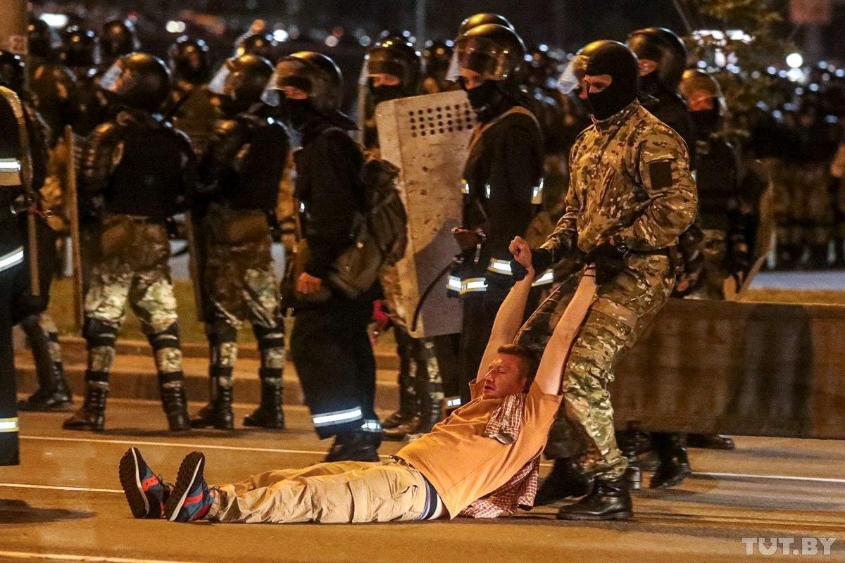 Belarus, Minsk: Berichten zufolge hat es bei den Demonstrationen viele Verletzte und Dutzende Verhaftungen gegeben.