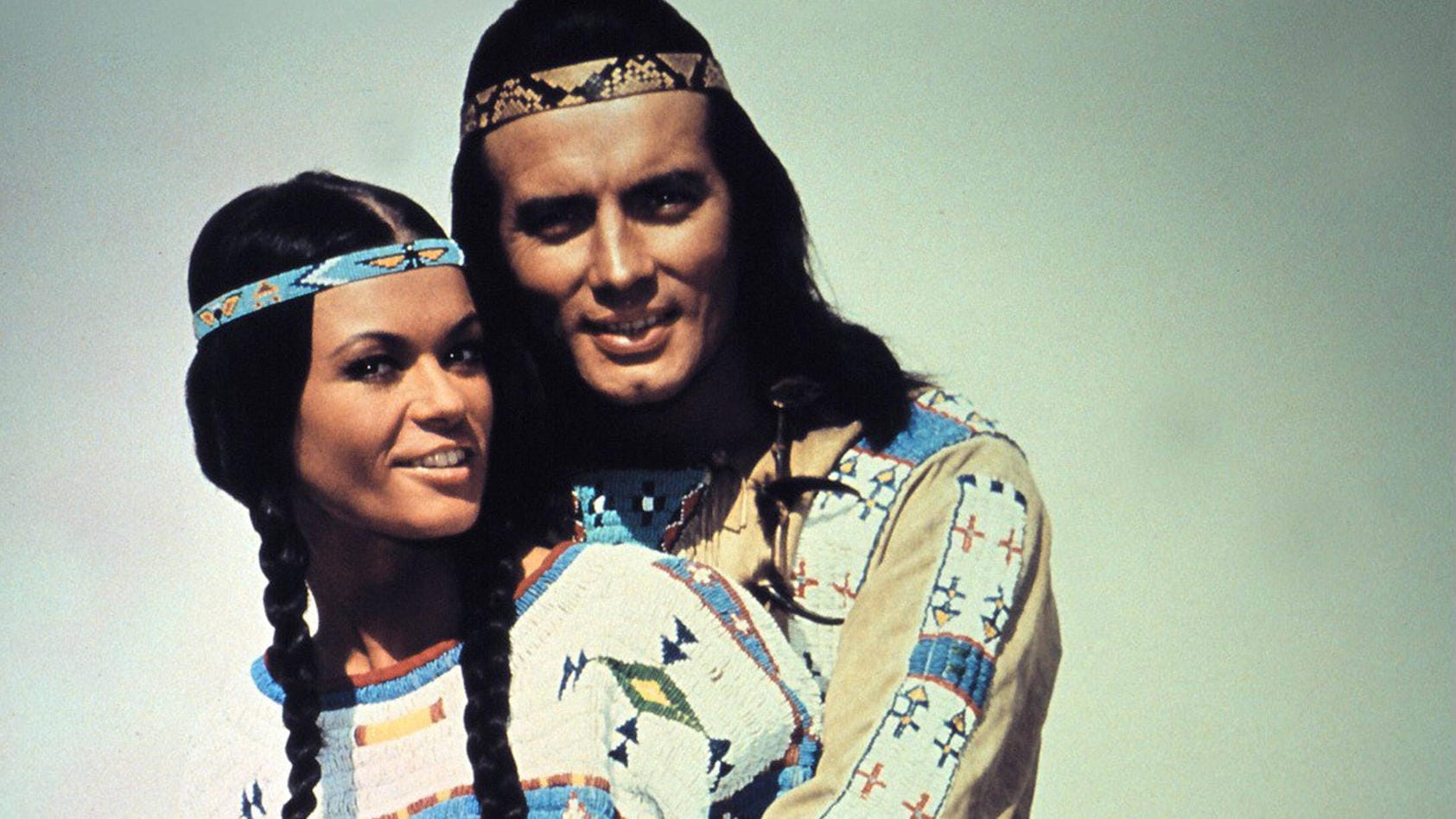 1963: Marie Versini und Pierre Brice spielen erstmals Nscho-tschi und Winnetou.