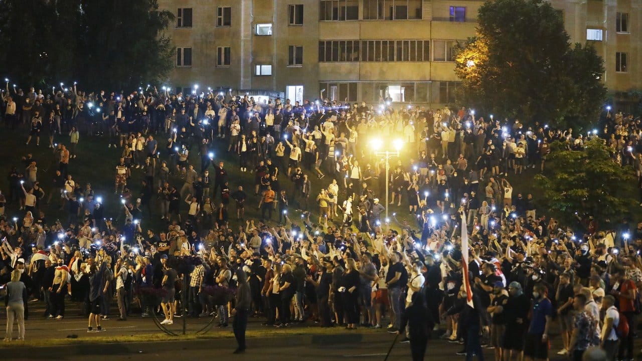 Demonstranten versammeln sich nach der Präsidentenwahl auf den Straßen von Minsk.