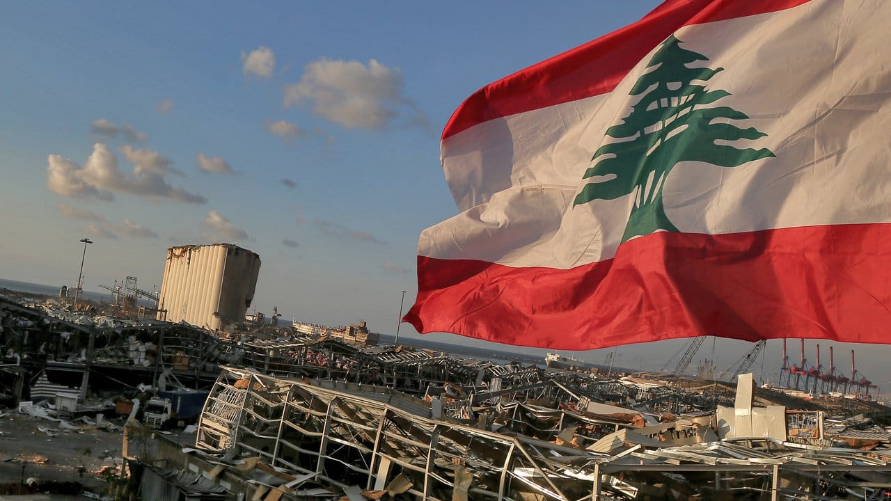 Eine libanesische Flagge weht in der Nähe der Stelle, an der eine Explosion am 4.