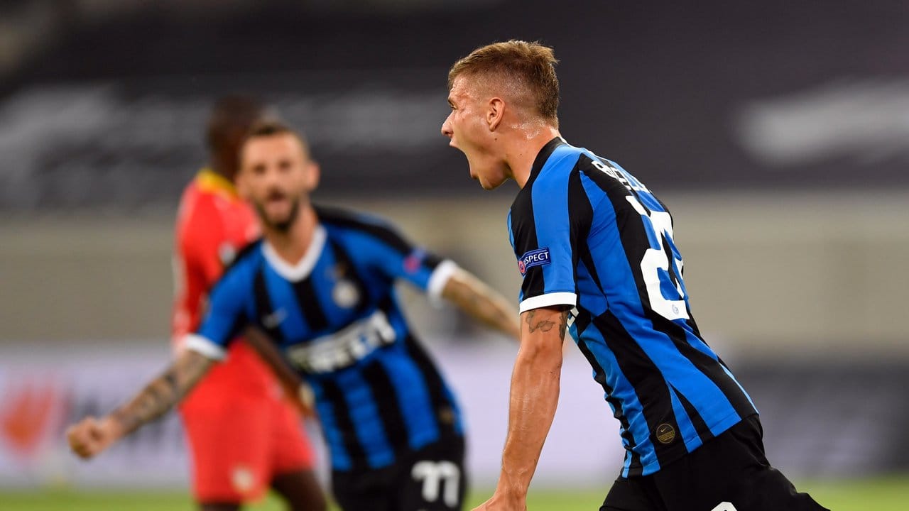 Inter-Profi Nicolo Barella (r) jubelt nach seinem Tor zum 1:0. Inter-Profi Nicolo Barella (r) jubelt nach seinem Tor zum 1:0.
