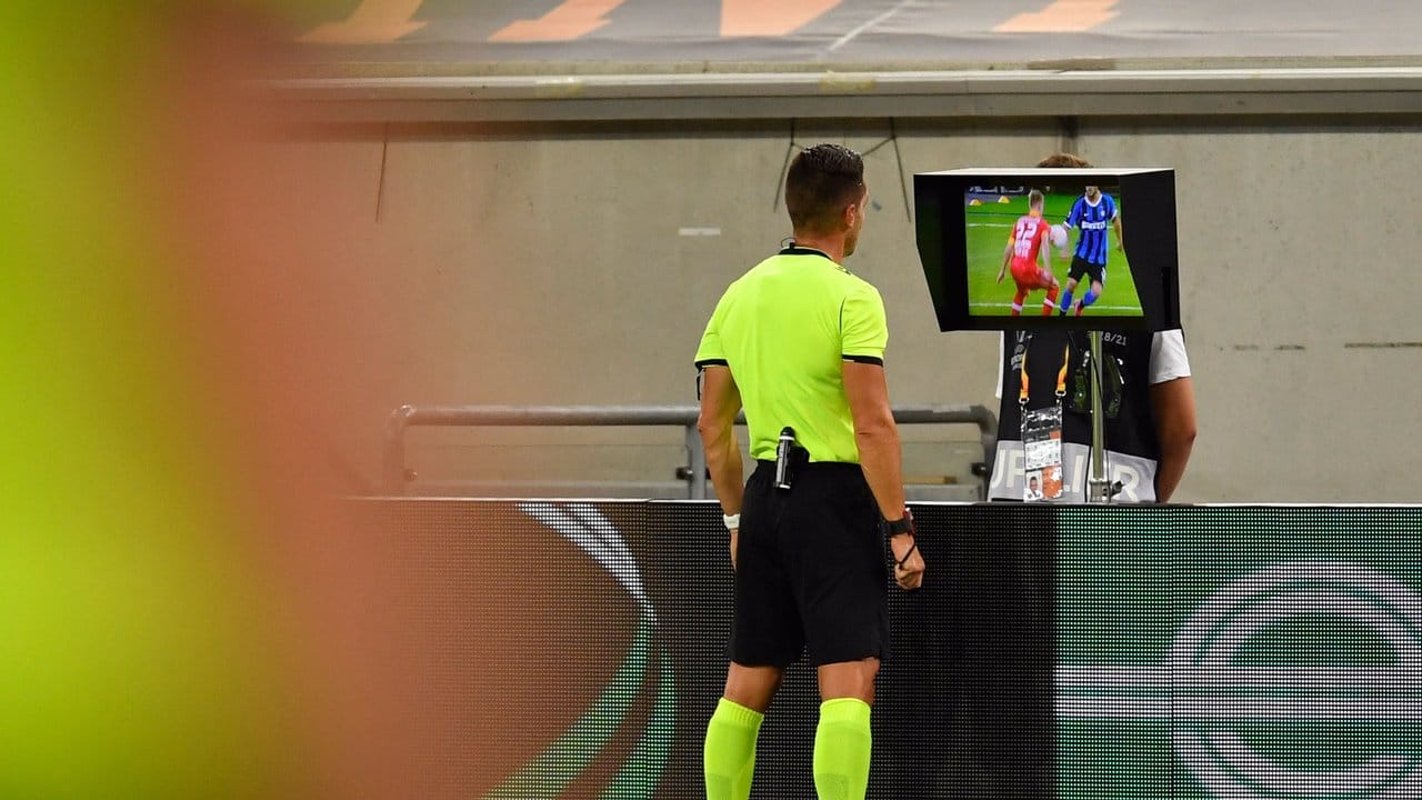 Nach Sicht der TV-Bilder nahm Schiedsrichter Carlos del Cerro Grande einen Handelfmeter gegen Leverkusen zurück. Nach Sicht der TV-Bilder nahm Schiedsrichter Carlos del Cerro Grande einen Handelfmeter gegen Leverkusen zurück.