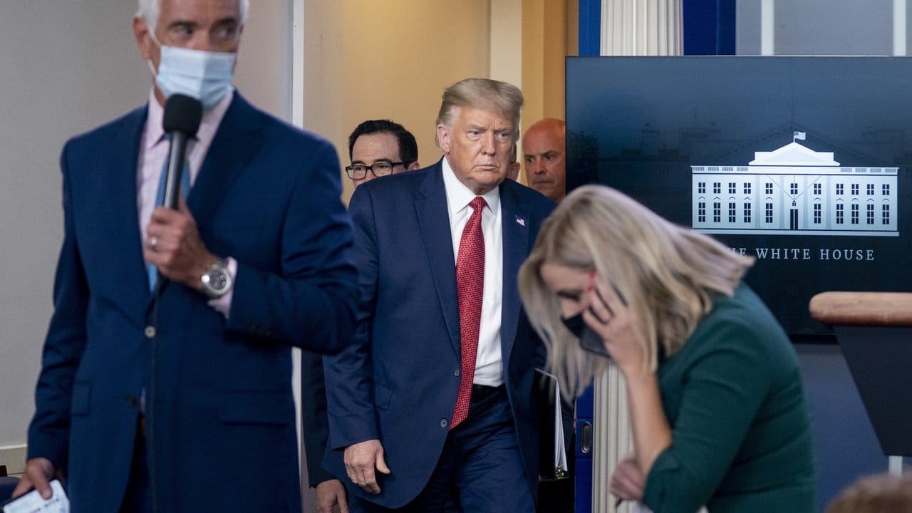 US-Präsident Trump kehrt zu der Pressekonferenz zurück, nachdem er wegen eines Sicherheitsvorfalls vor dem Zaun des Weißen Hauses den Raum verlassen hatte.