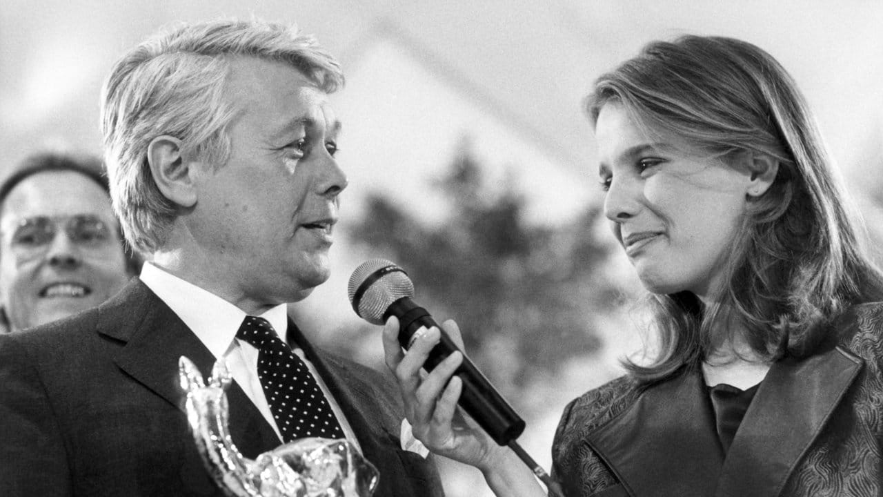 Preisträger Peter Weck wird während der Bambi-Verleihung 1984 von Désirée Nosbusch interviewt. Preisträger Peter Weck wird während der Bambi-Verleihung 1984 von Désirée Nosbusch interviewt.