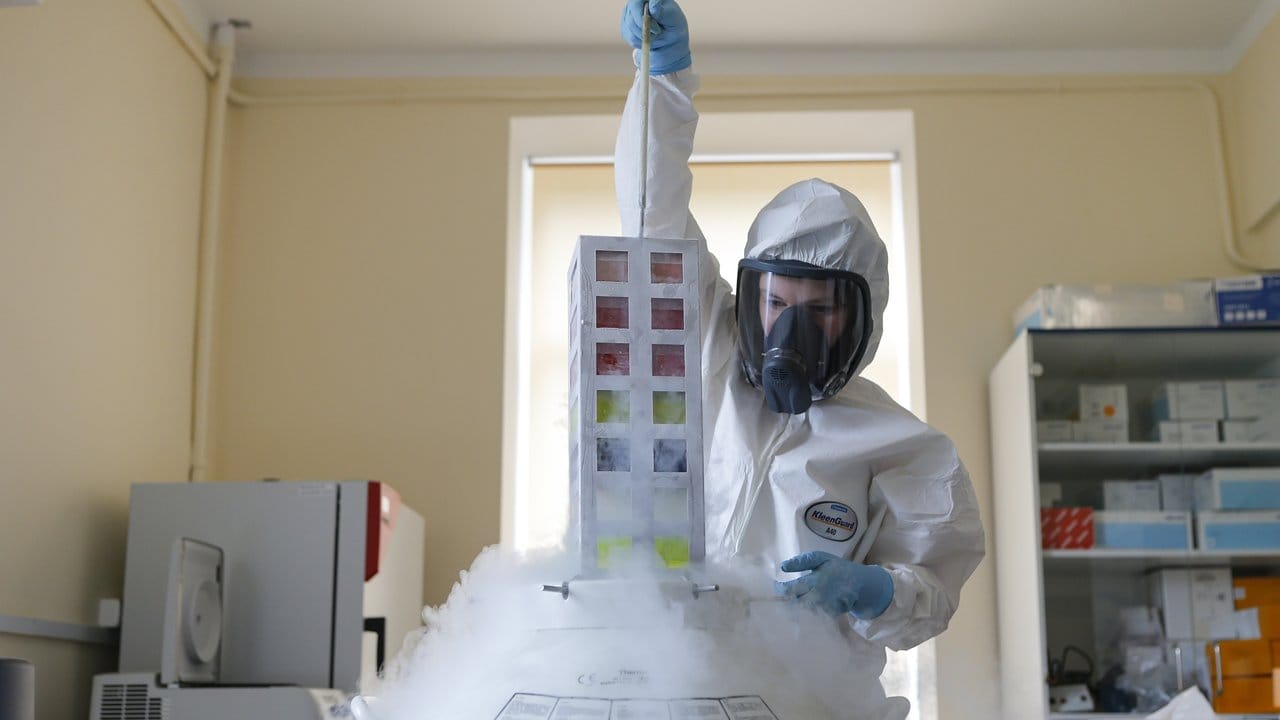 Der russische Impfstoff wurde vom staatlichen Gamaleja-Institut für Epidemiologie und Mikrobiologie in Moskau entwickelt. Der russische Impfstoff wurde vom staatlichen Gamaleja-Institut für Epidemiologie und Mikrobiologie in Moskau entwickelt.