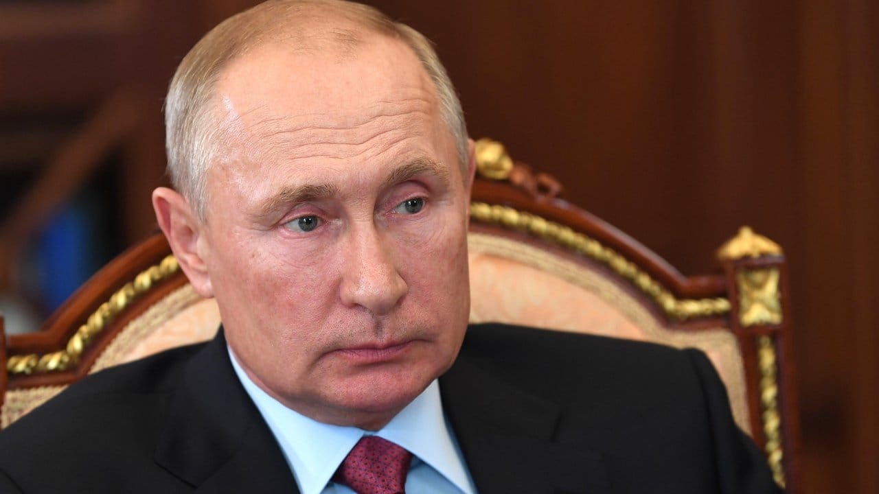 Nach Angaben von Russlands Präsident Putin hat sich eine seiner Töchter mit dem neuen Vakzin impfen lassen. Nach Angaben von Russlands Präsident Putin hat sich eine seiner Töchter mit dem neuen Vakzin impfen lassen.