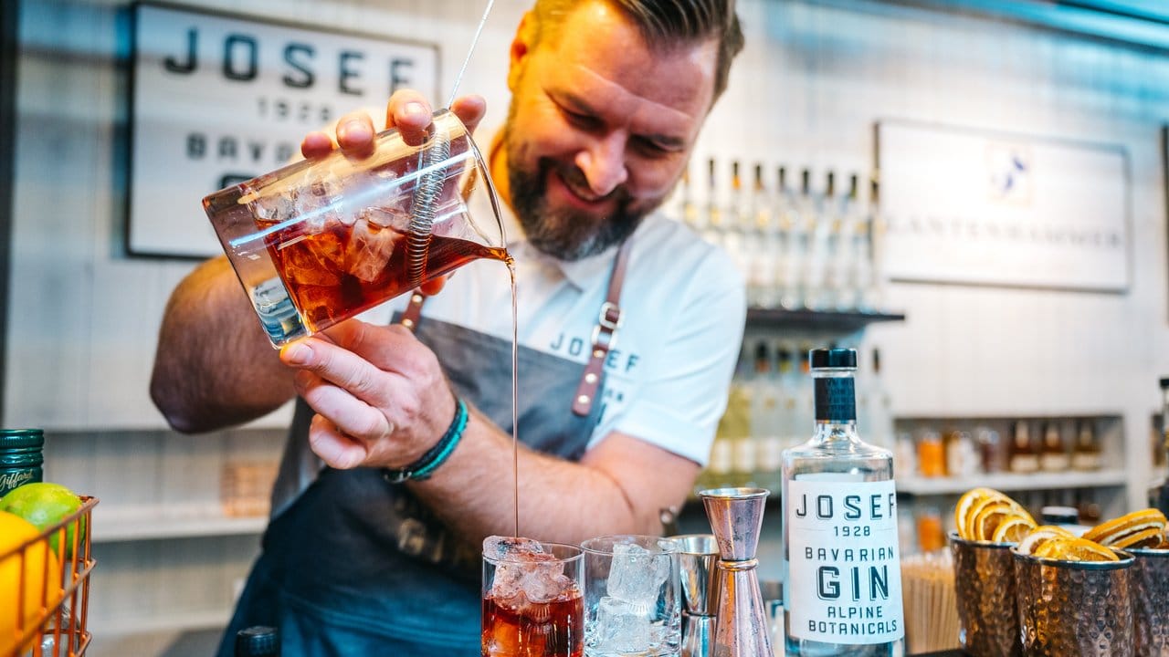 Die Vielfalt der Aromen, die es unter den Gin-Sorten gibt, macht das Wacholdergetränk so beliebt, weiß Thomas Weinberger von der Destillerie Lantenhammer. Die Vielfalt der Aromen, die es unter den Gin-Sorten gibt, macht das Wacholdergetränk so beliebt, weiß Thomas Weinberger von der Destillerie Lantenhammer.