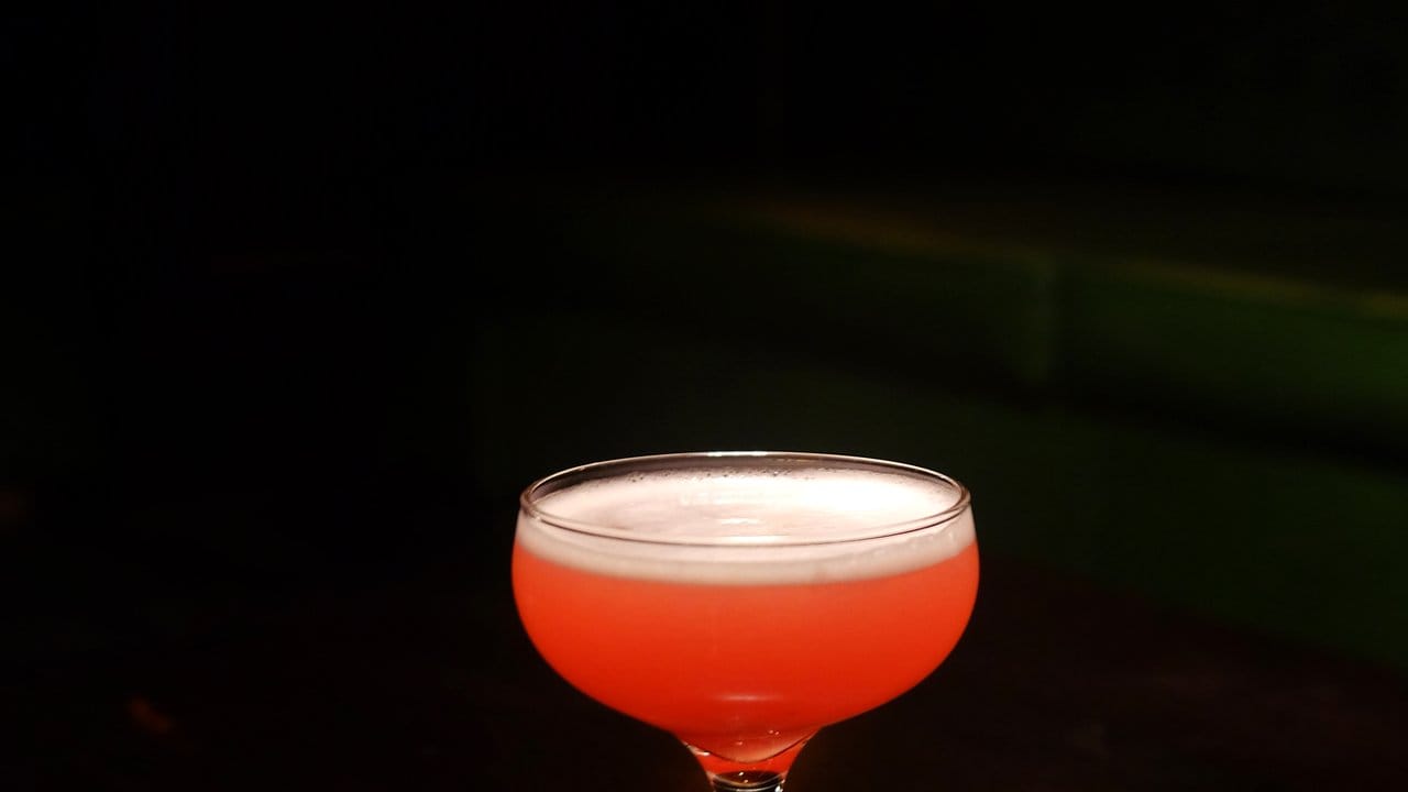 Der Cosmo 1934 von Barkeeper Eric Bergmann geht so: 5 cl 47-prozentigen London Dry Gin, 2 cl frisch gepressten Zitronensaft, 1 cl Bitterorangenlikör und 1 cl Himbeersirup. Der Cosmo 1934 von Barkeeper Eric Bergmann geht so: 5 cl 47-prozentigen London Dry Gin, 2 cl frisch gepressten Zitronensaft, 1 cl Bitterorangenlikör und 1 cl Himbeersirup.