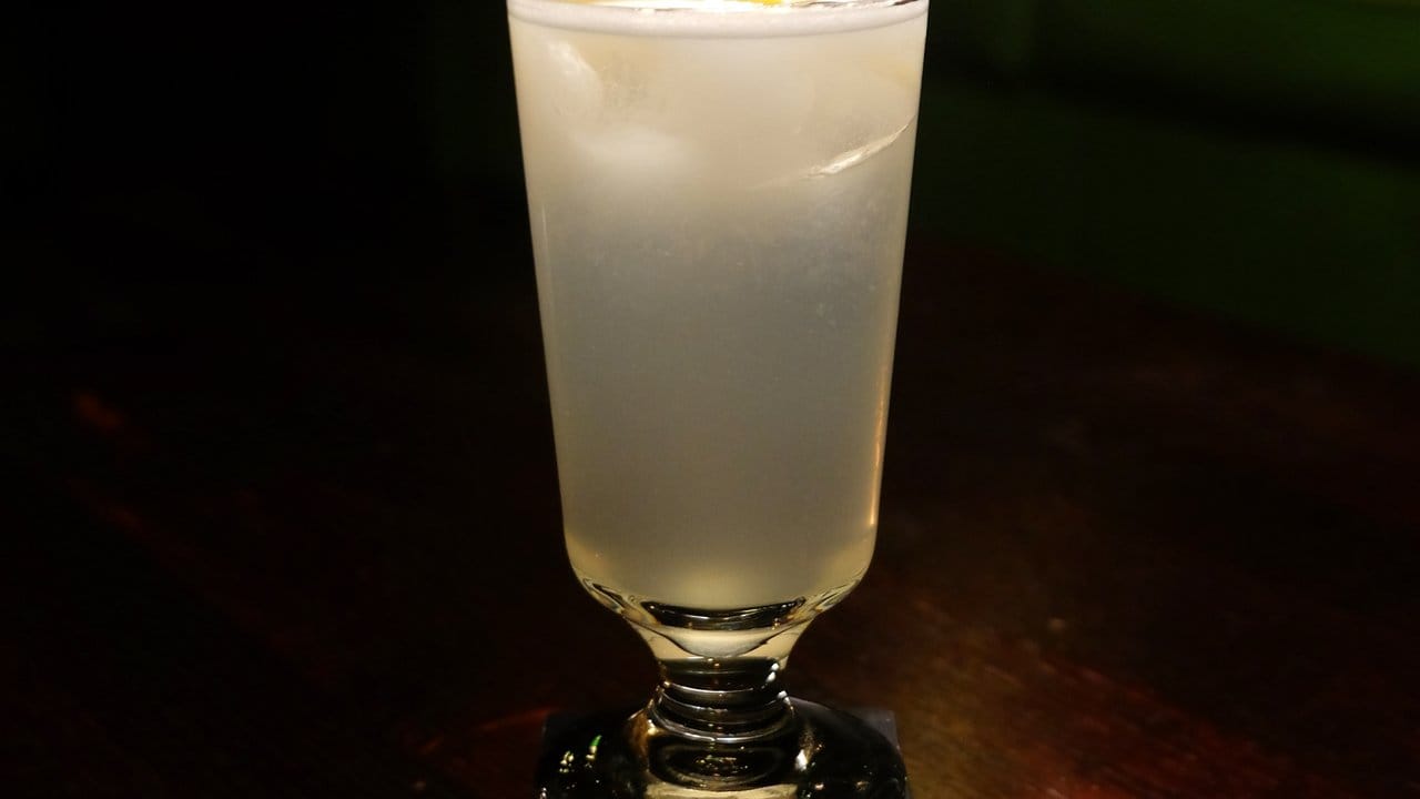 Gin funktioniert in vielen Mixgetränken, wie etwa einem Gin Fizz. Gin funktioniert in vielen Mixgetränken, wie etwa einem Gin Fizz.
