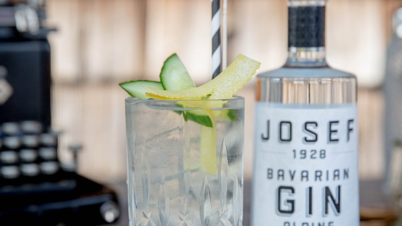 Bevor der Gin ins Glas kommt, sollte es randvoll mit minus 18 Grad kalten Eiswürfeln gefüllt werden. Bevor der Gin ins Glas kommt, sollte es randvoll mit minus 18 Grad kalten Eiswürfeln gefüllt werden.