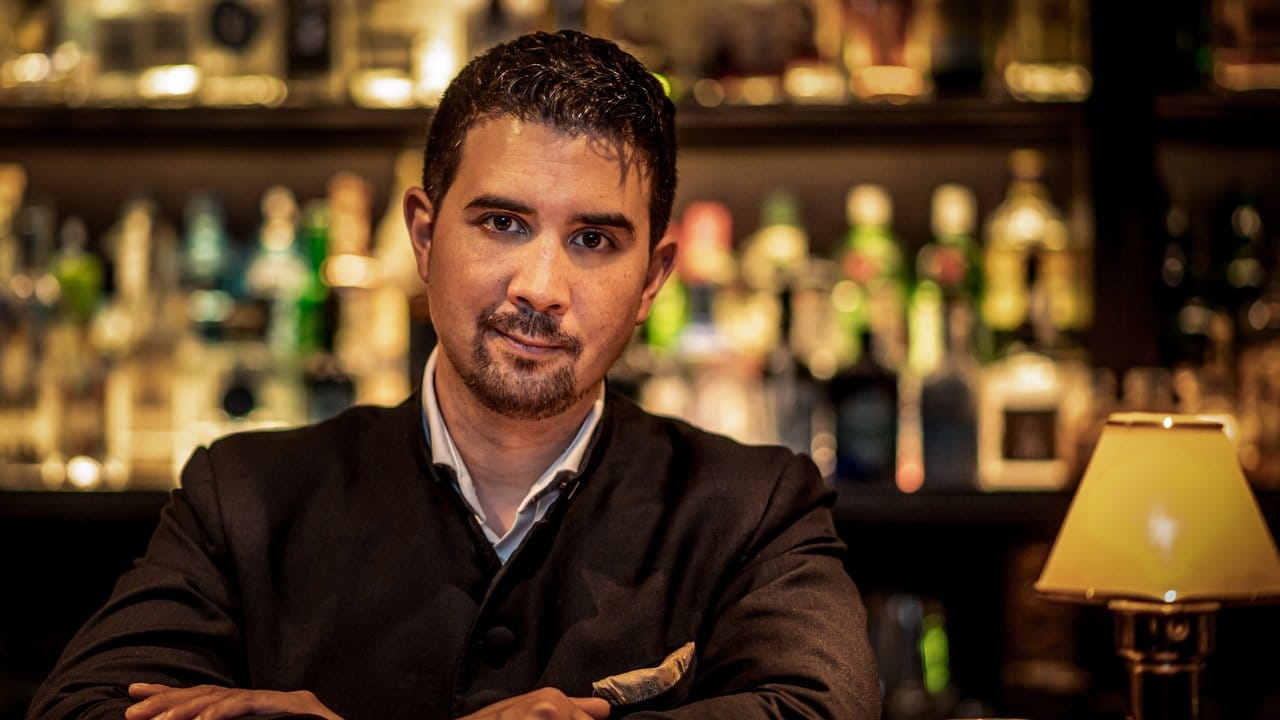 Barkeeper Eric Bergmann ist Barmeister der IHK und Geschäftsführer der Bar "Jigger & Spoon" in Stuttgart. Barkeeper Eric Bergmann ist Barmeister der IHK und Geschäftsführer der Bar "Jigger & Spoon" in Stuttgart.