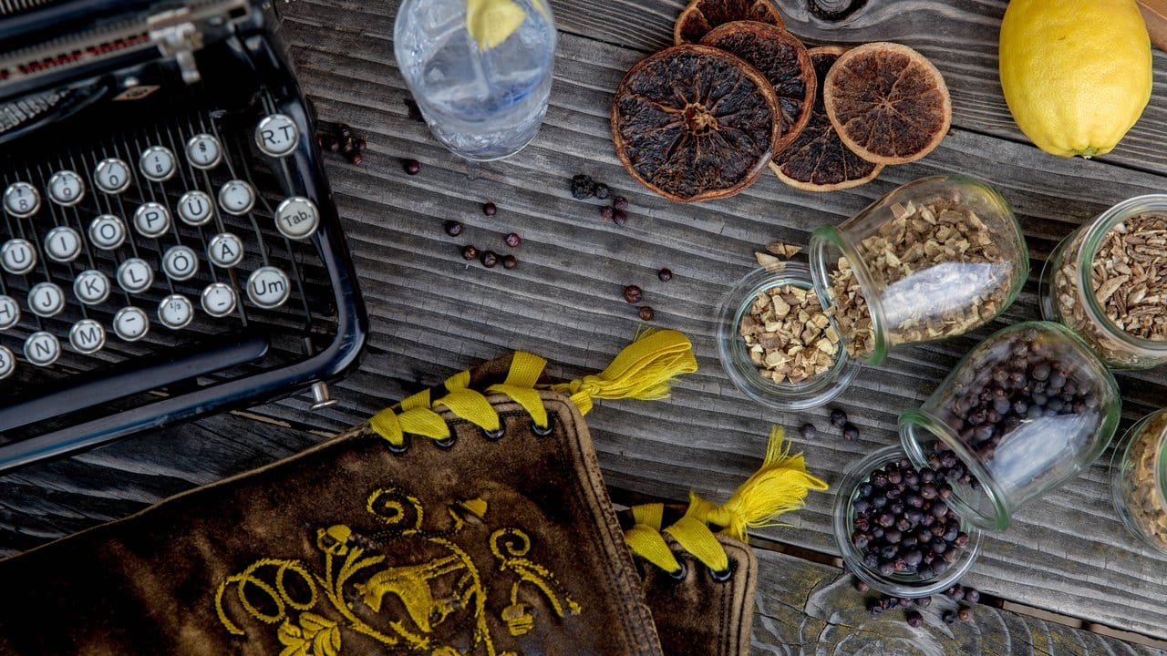 Für die Garnitur eines Gin-Drinks sollte man eine Zutat nehmen, die das vorherrschende Aroma des Gins widerspiegelt: etwa Zesten von Zitronen- oder Orangenschalen oder beim klassischen Gin einen gemahlenen Hauch getrockneter Wacholderbeeren. Für die Garnitur eines Gin-Drinks sollte man eine Zutat nehmen, die das vorherrschende Aroma des Gins widerspiegelt: etwa Zesten von Zitronen- oder Orangenschalen oder beim klassischen Gin einen gemahlenen Hauch getrockneter Wacholderbeeren.