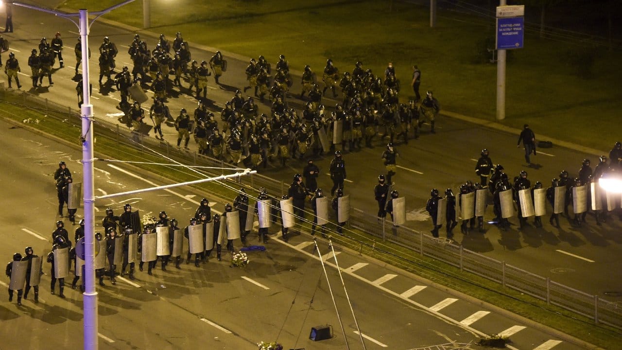 Die Polizei blockiert einen Platz in Minsk.