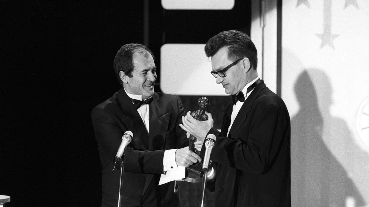 Bernardo Bertolucci überreicht Wim Wenders den Europäischen Filmpreis für "Der Himmel über Berlin".