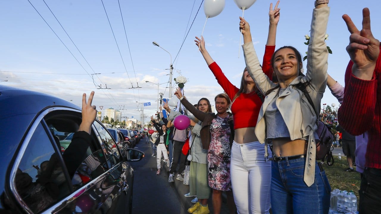 Demonstranten in Minsk zeigen das "Victory"-Zeichen bei einem Protest gegen das Ergebnis der Präsidentenwahl.