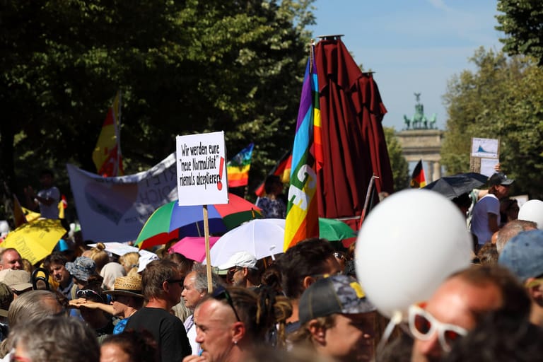 Am 1. August sind Tausende Menschen in Berlin zu einer Großdemonstration gegen Corona-Einschränkungen zusammen gekommen. Der Protest muss von Polizisten aufgelöst werden.