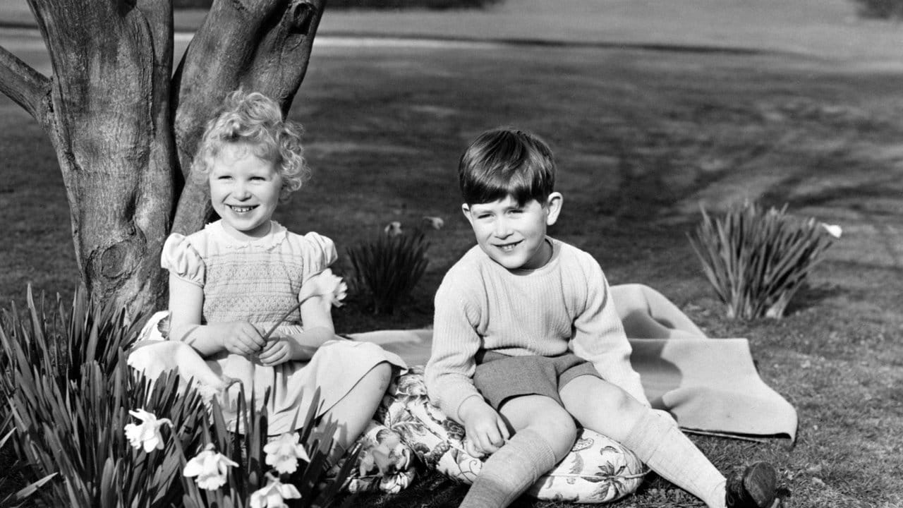 Zwischen Narzissen in Windsor: Prinz Charles und Prinzessin Anne im Jahr 1954.