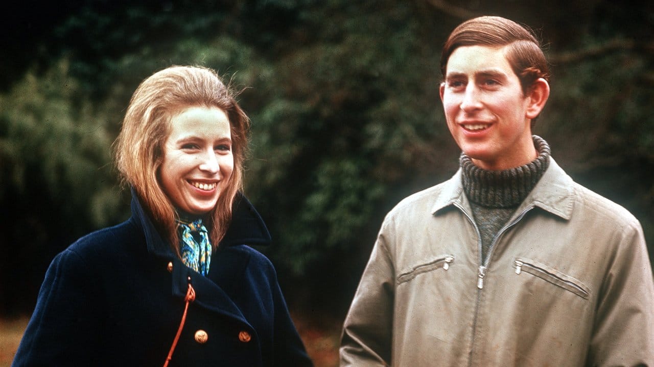 Prinz Charles (21) und seine Schwester Prinzessin Anne (19) auf dem Gelände von Schloß Sandringham.